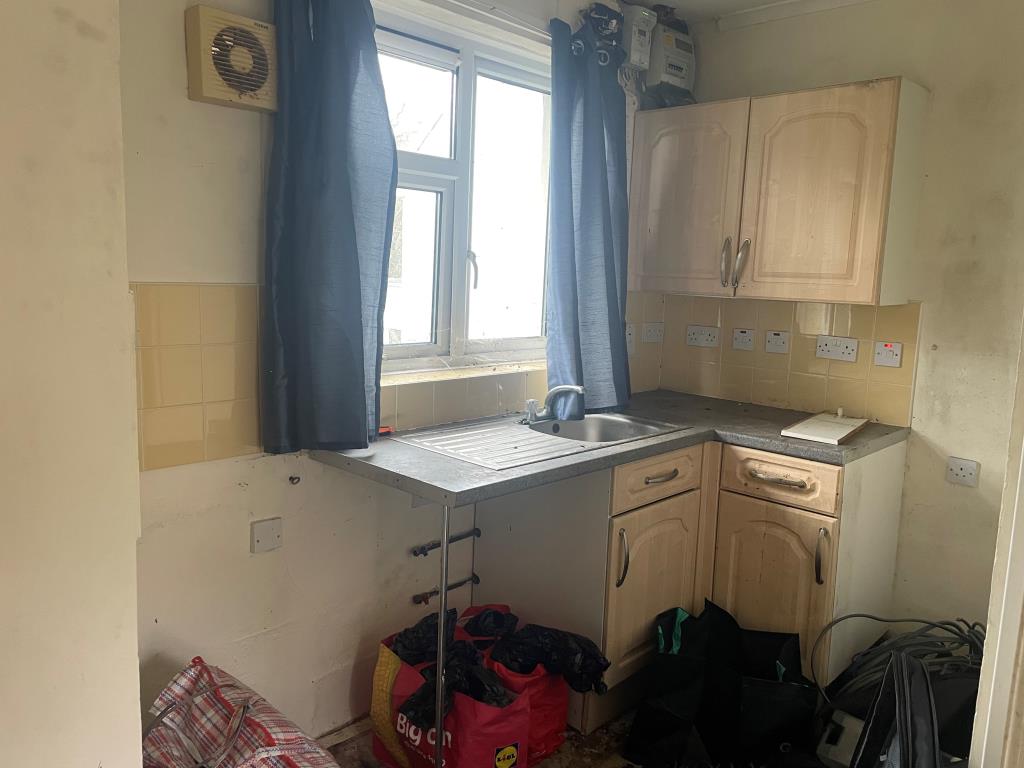 Lot: 159 - SEMI-DETACHED BUNGALOW - Kitchen with units